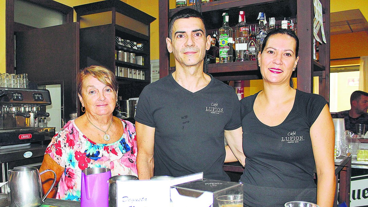 Rosa López, Jesús Marín y Ana Mora, regentan actualmente el bar Lupión en el corazón de la calle Real.