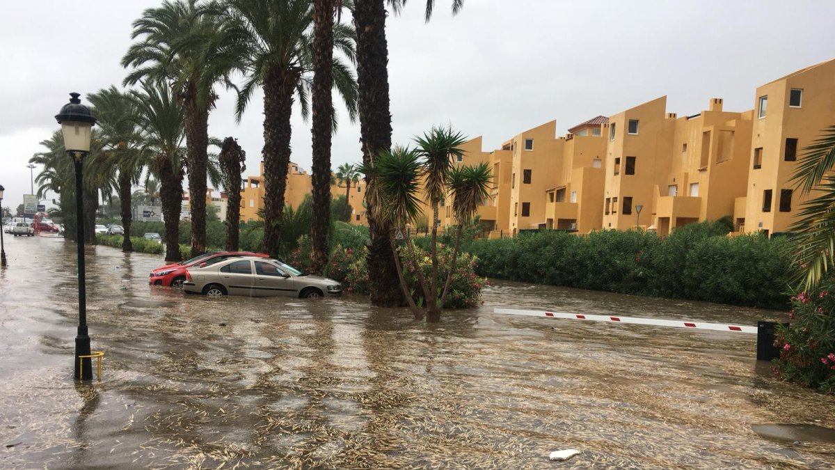 Calles anegadas por el agua en Vera Playa.