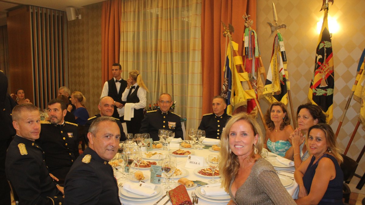 los generales Llago y Martín con los coroneles Cepeda, Gabaldón y García Navarro, y el Tte Col Sánchez Barriga y señoras.