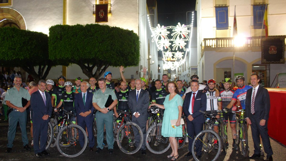 Las primeras autoridades junto a los peregrinos del Club Ciclista Blandiblu.