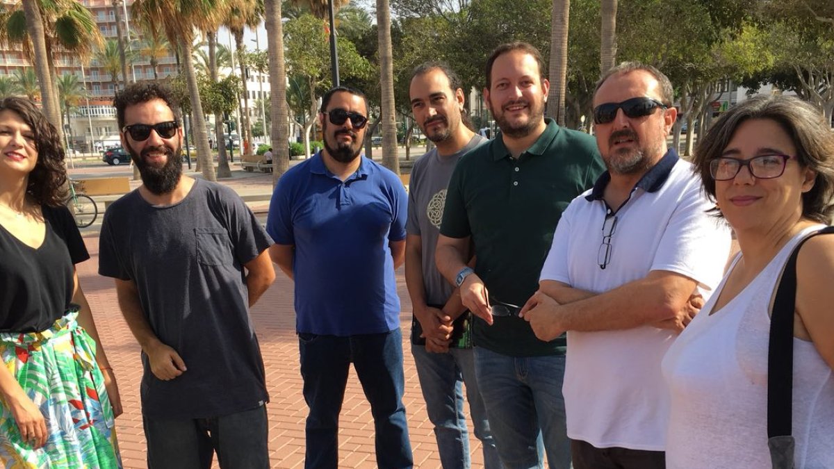 A la izquierda, María Jesús Amate (IU) y Jorge León (Podemos), antes de ratificarse la confluencia de izquierdas para las andaluzas.