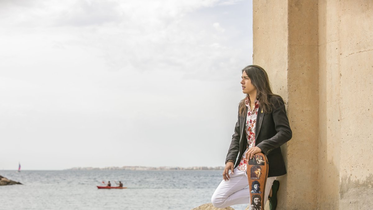 José del Tomate posa junto a su guitarra, plagada de fotos de Camarón.