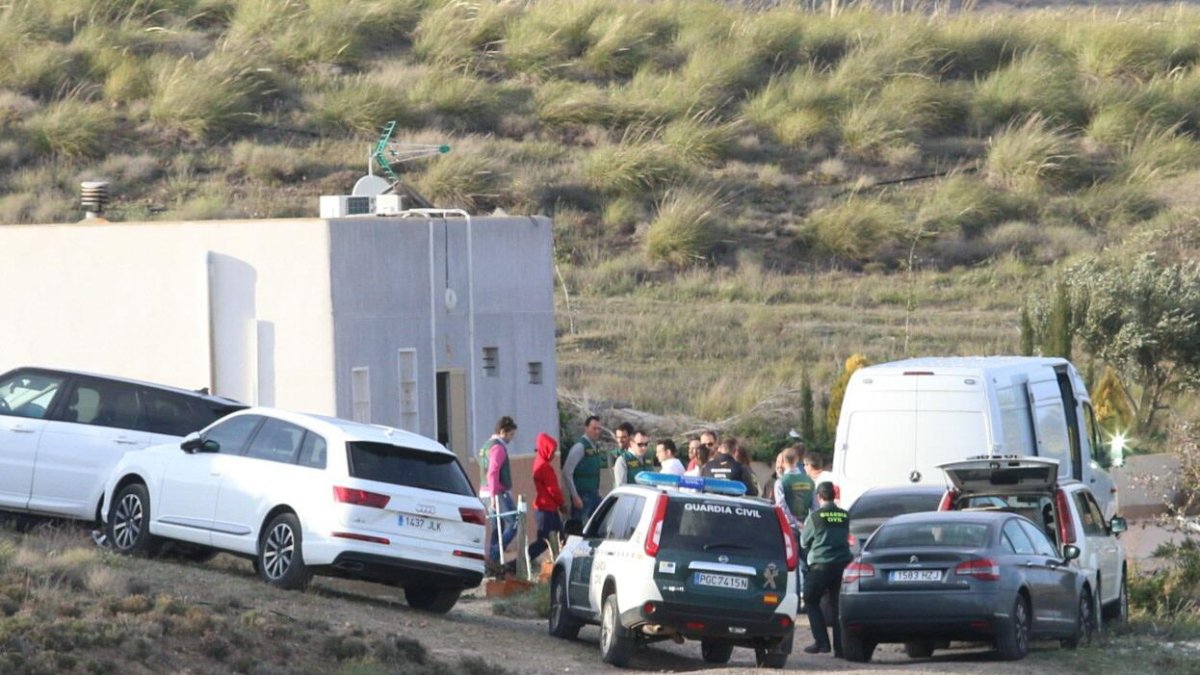 Ana Julia en la finca en la que escondió el cuerpo del menor.
