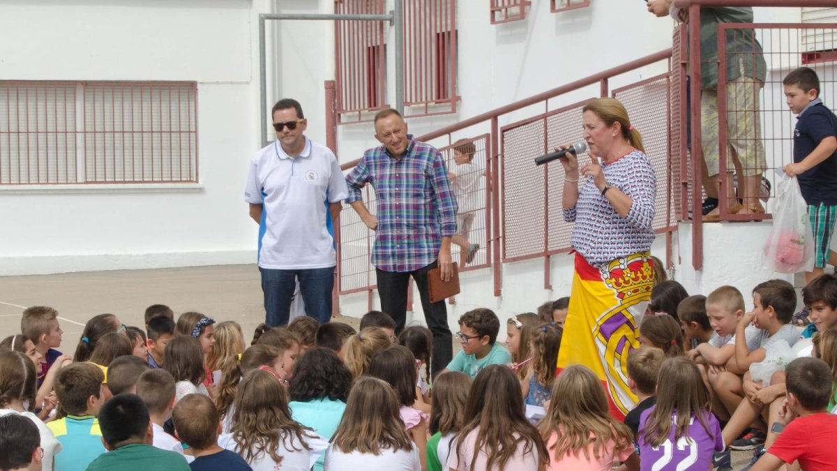 Tomás Roncero frente a numerosos alumnos del colegio cantoriano.