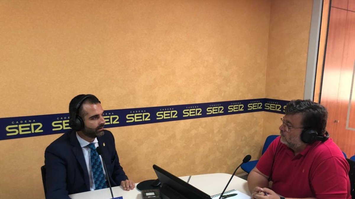 El alcalde, Ramón Fernández-Pacheco, en los estudios de la Cadena SER este lunes.