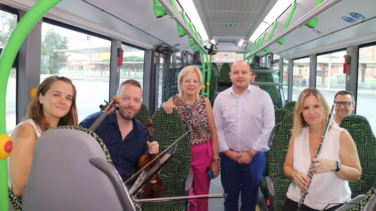 El delegado de Fomento y Vivienda, Antonio Martínez, y la gerente del Consorcio de Transporte Metropolitano del Área de Almería, Clara Inés Rodríguez.