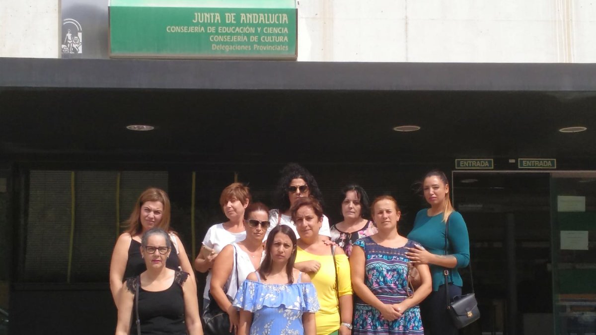 Madres ante la delegación de Educación