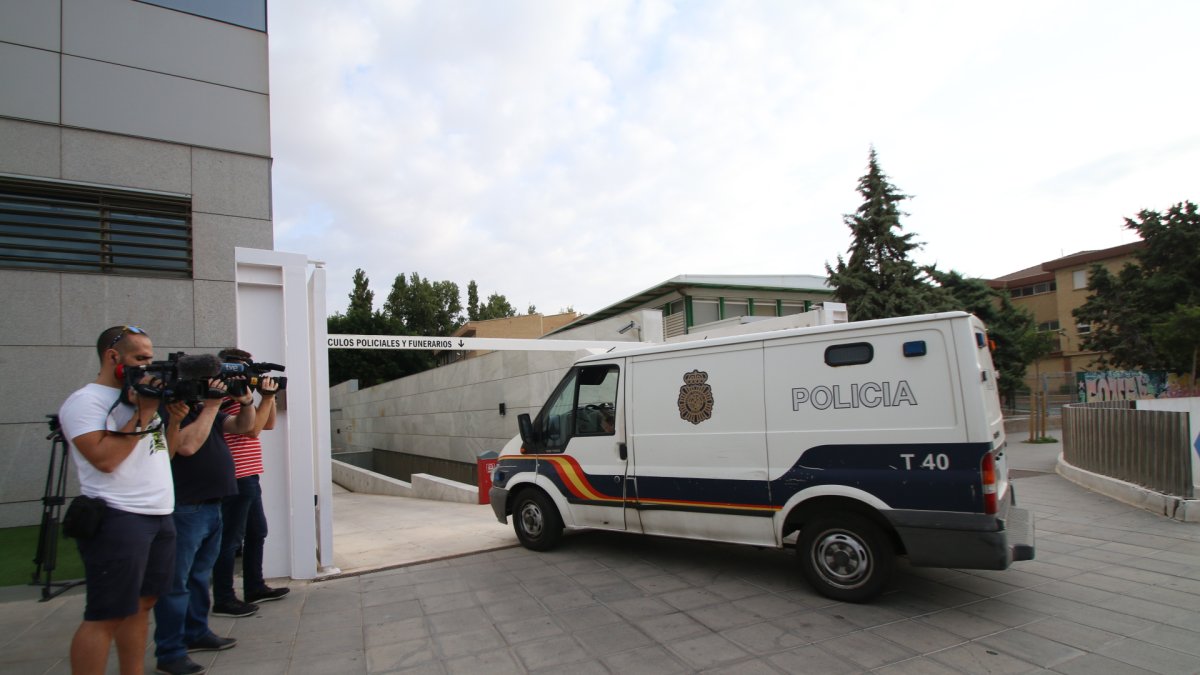 Entrada del furgón de Ana Julia Quezada en los juzgados