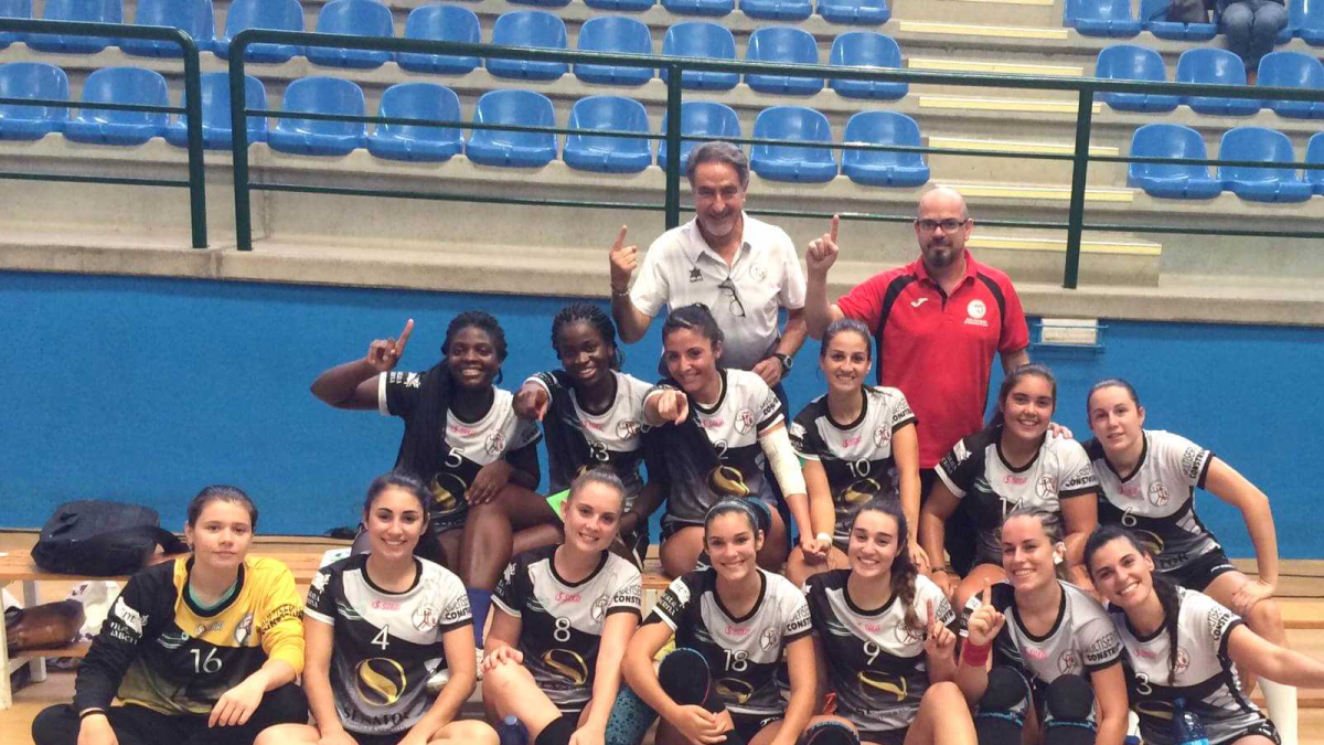 Las jugadoras roqueteras celebran la primera victoria.