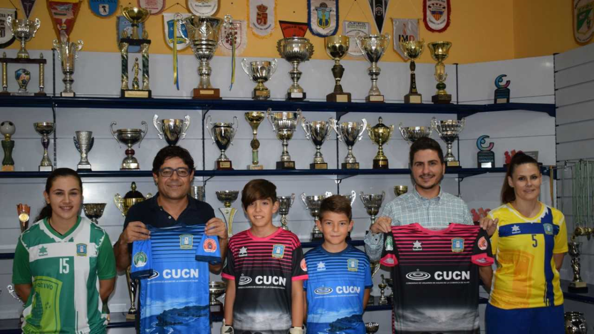 El concejal, Sergio Vicente, presentó las camisetas.