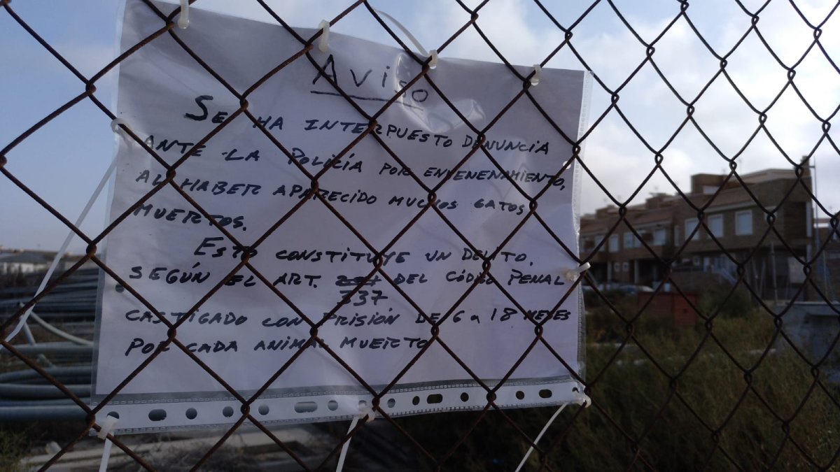 Cartel colocado en la Vega de Acá.