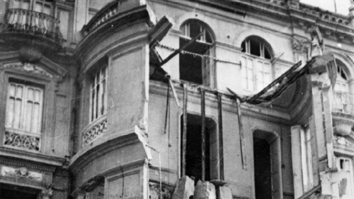 El edificio Banesto, tras el bombardeo nazi del 37.