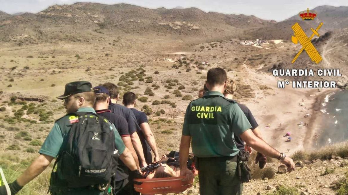 El traslado de la víctima hasta la ambulancia tuvo que ser en camilla.