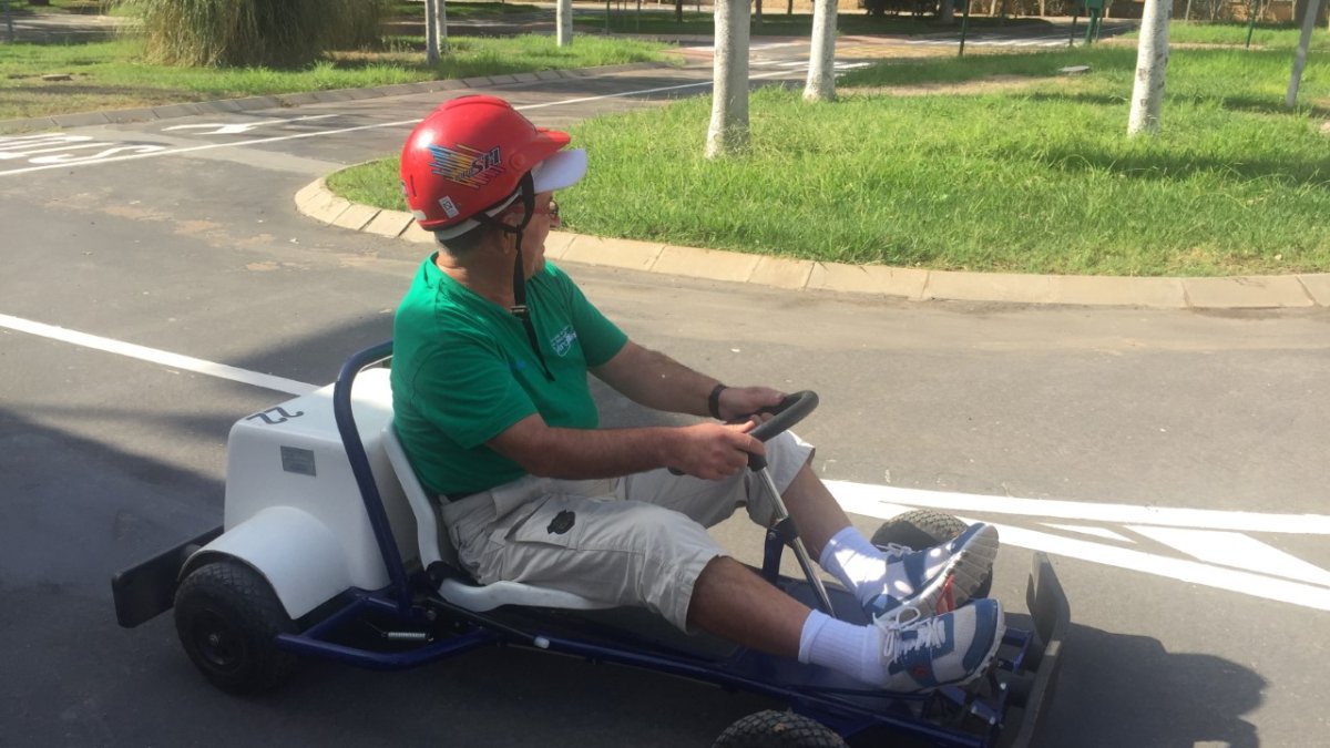 Uno de los asistentes al volante en el circuito del Parque Infantil de Tráfico.