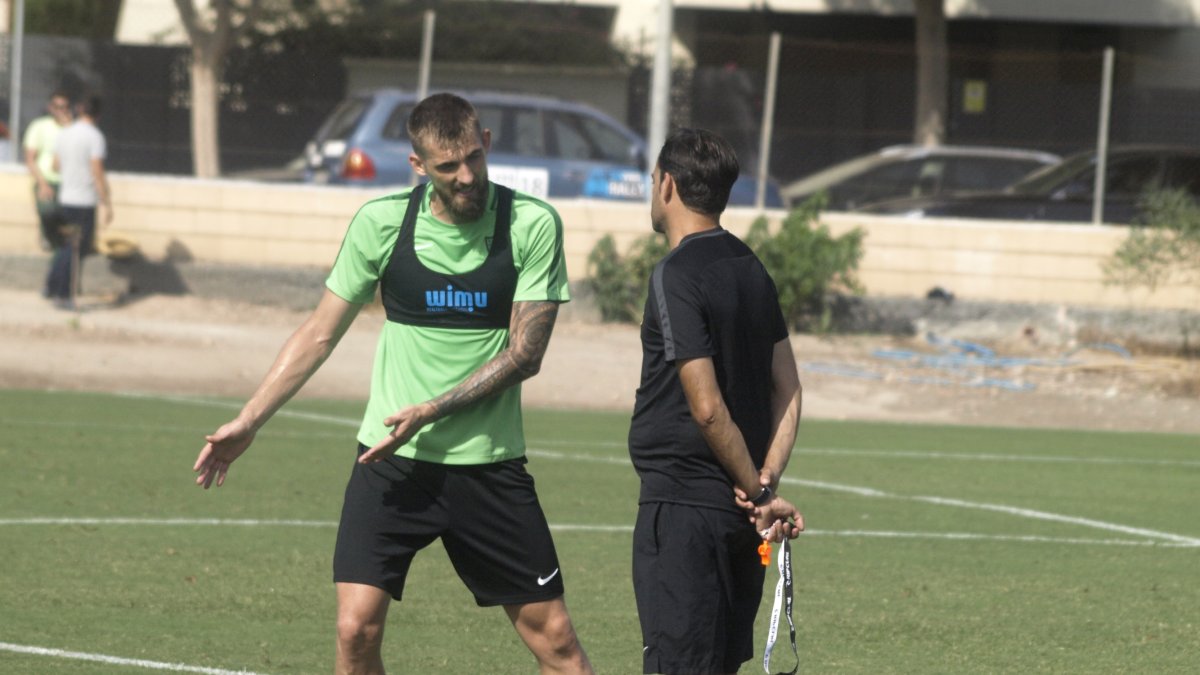 Esteban Saveljich hablando con Fran Fernández.