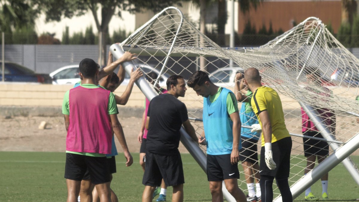 Fran Fernández y el equipo colocando una portería.