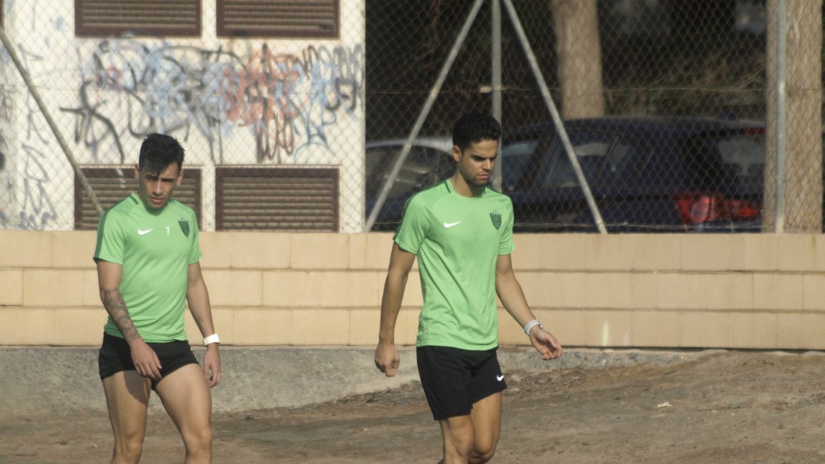 Gaspar y Fran en el campo de la Vega.