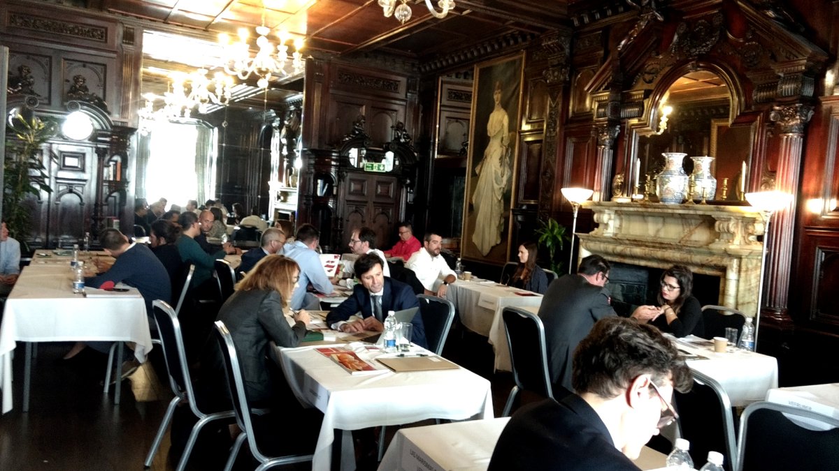 Imágenes de las reuniones entre empresas hortofrutícolas y los importadores comerciales.