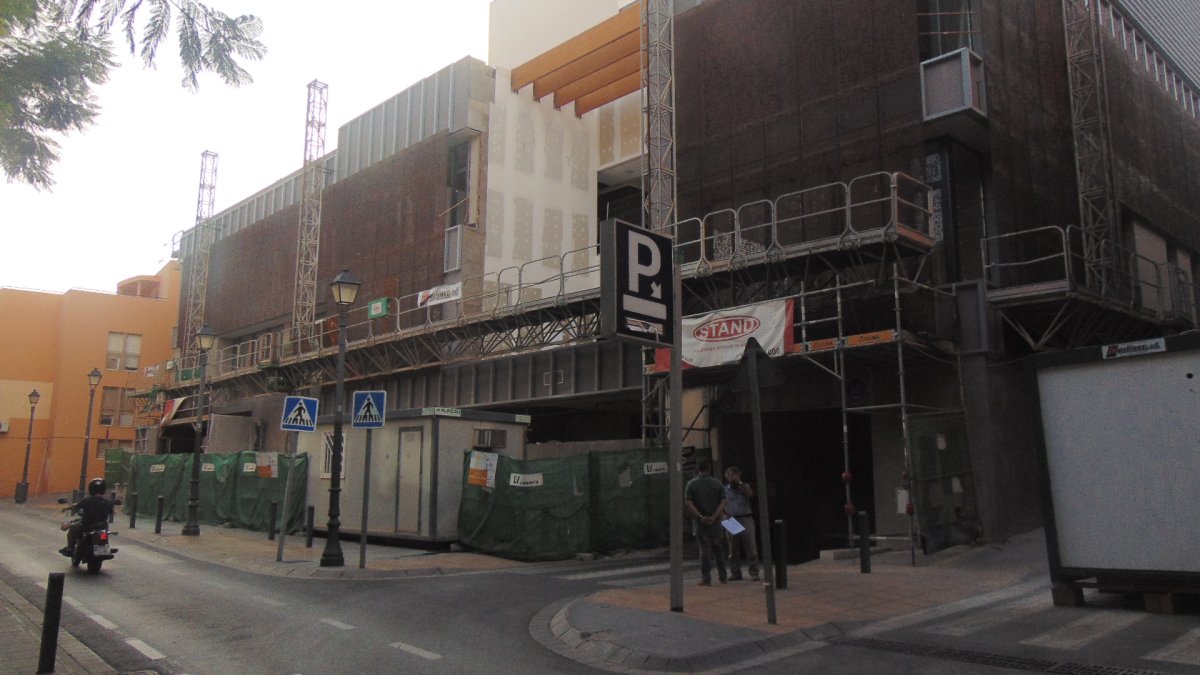 Situación actual de la fachada del edificio de la Gerencia de Urbanismo que está en construcción en la Plaza Marín.