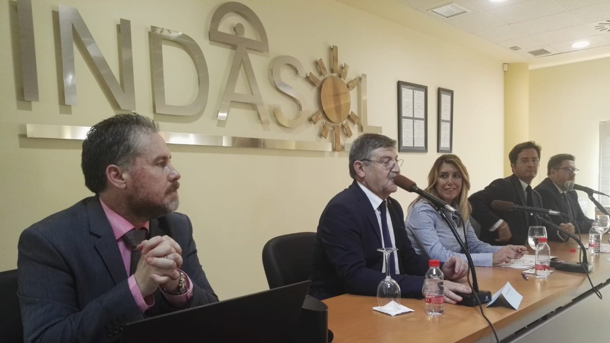 Visita de la presidenta andaluza a las instalaciones de Indasol, este viernes.
