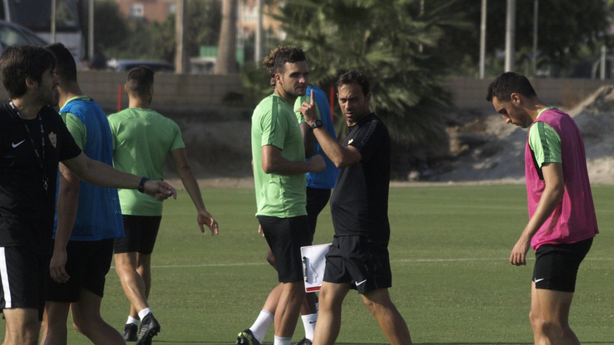 Fran Fernández con los futbolistas.