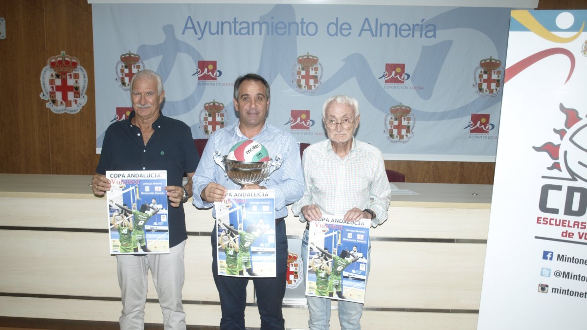 La Copa de Andalucía ha sido presentada en la sala de prensa del Estadio.
