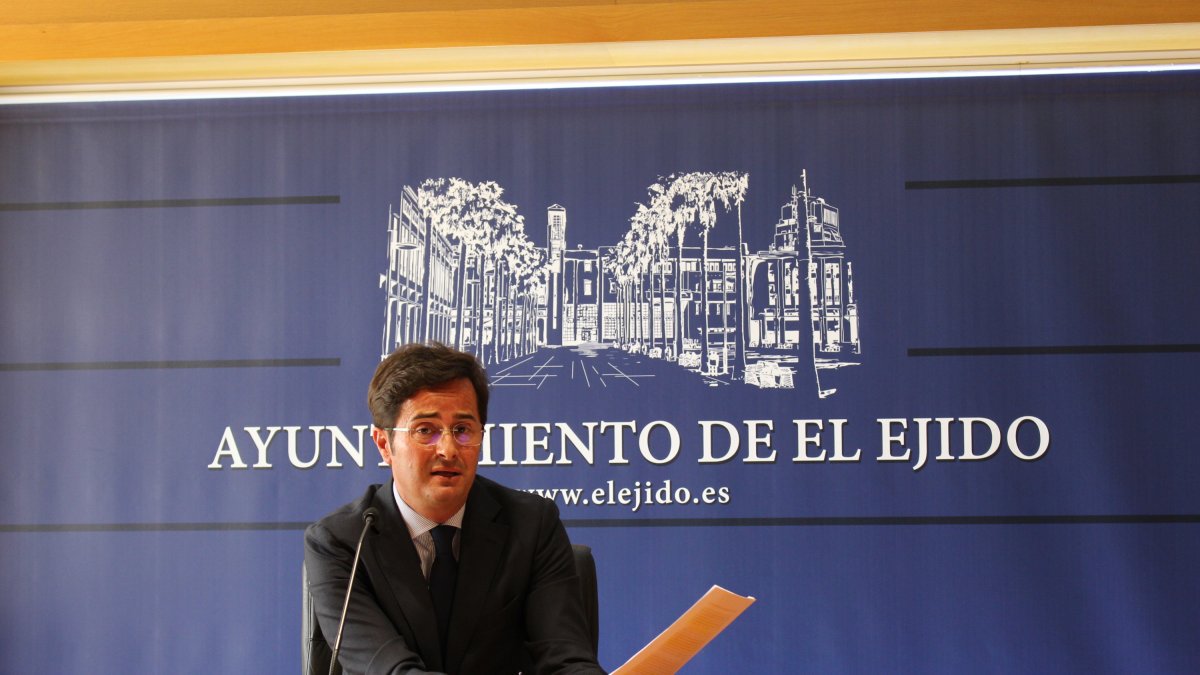 Francisco Góngora durante una comparecencia de prensa en el consistorio.