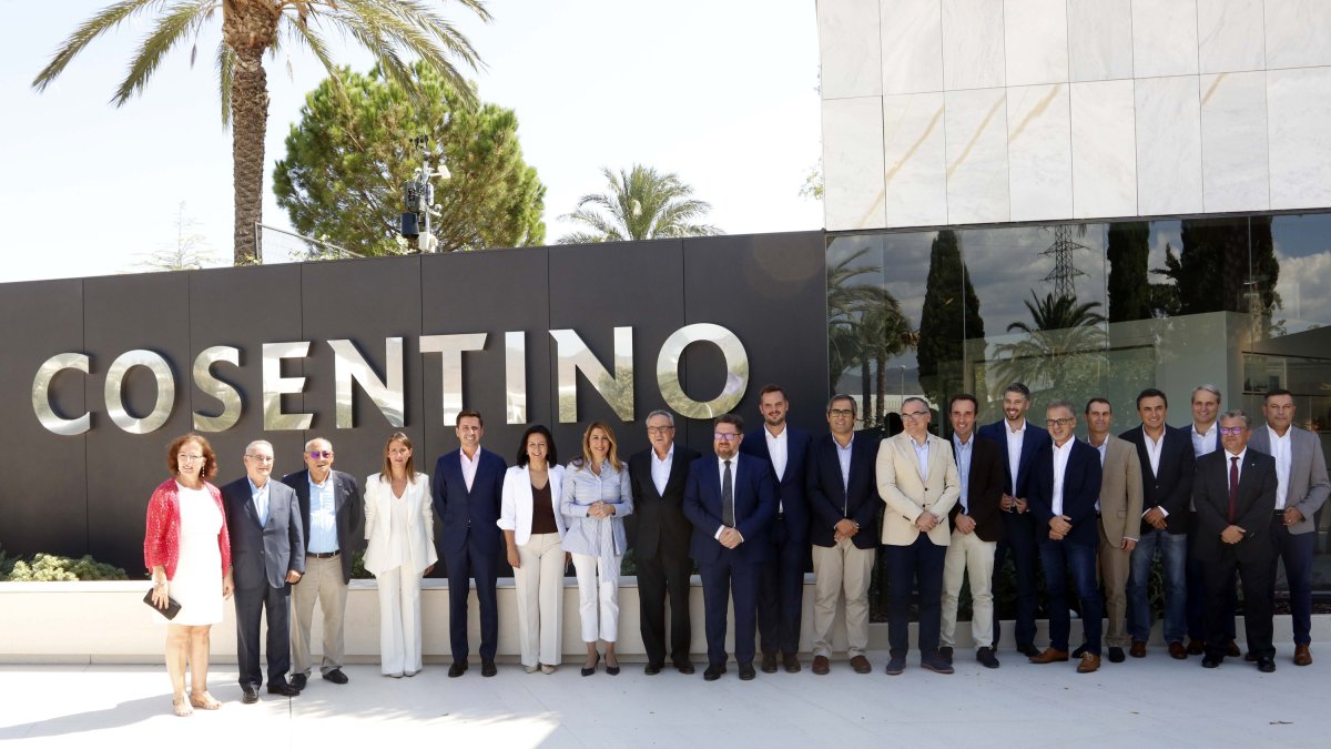 Díaz con el presidente de Cosentino y otras autoridades y dirigentes de la empresa tras su llegada a Cantoria.