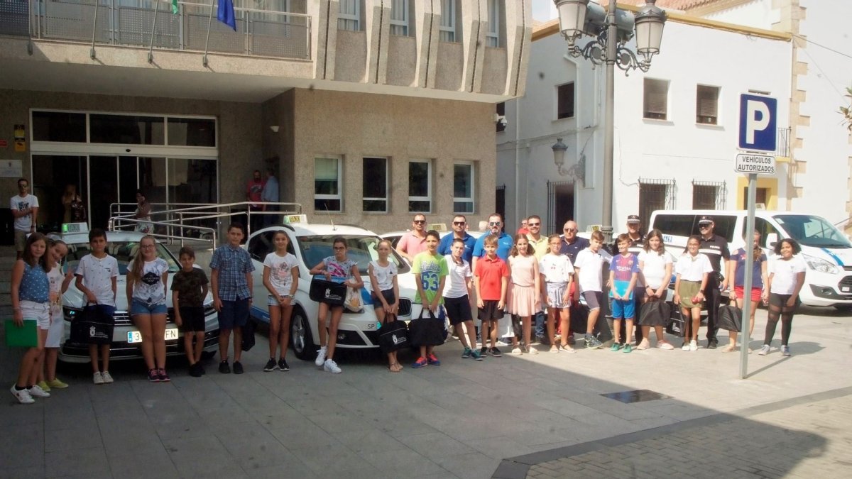 Alumnos participantes en el Pleno de la Semana de la Movilidad de Roquetas.