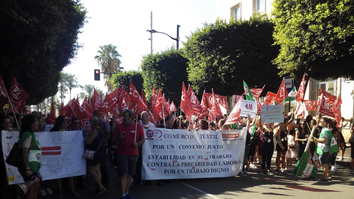 Marcha por el Paseo de Almería de los trabajadores del sector textil.