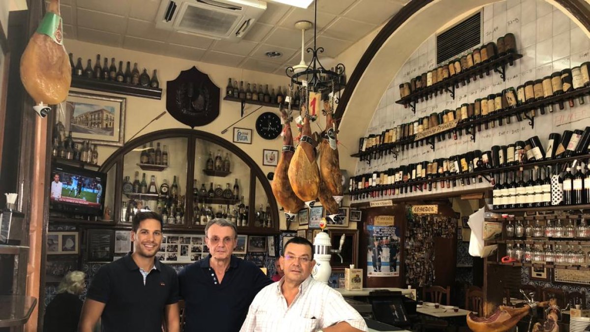 Presente y pasado del Puga: José Ángel Pastor y Leonardo y José Martín, en el bar.