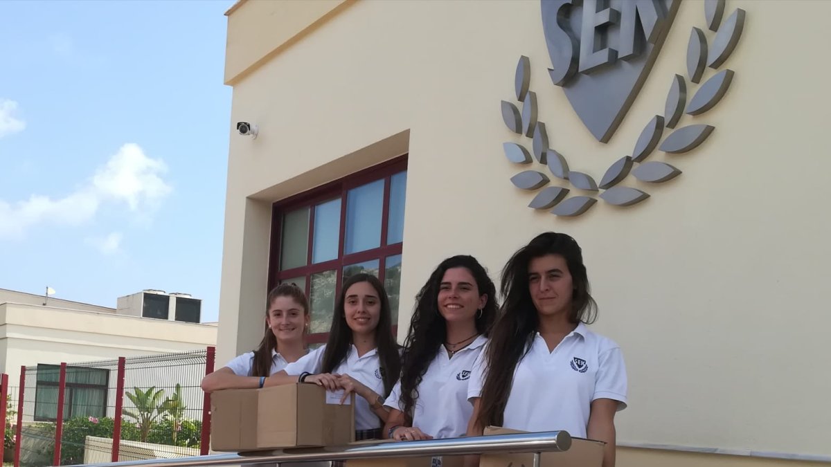 Alumnas del segundo curso del Bachillerato Integrado del SEK Alborán preparando los libros.