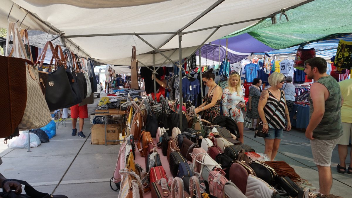 Imagen cotidiana de un mercadillo.