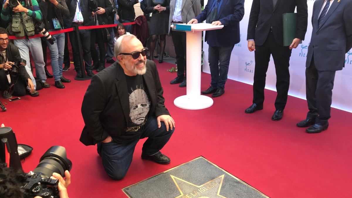 El director Álex de la Iglesia junto a su estrella en el Paseo de la Fama de Almería.