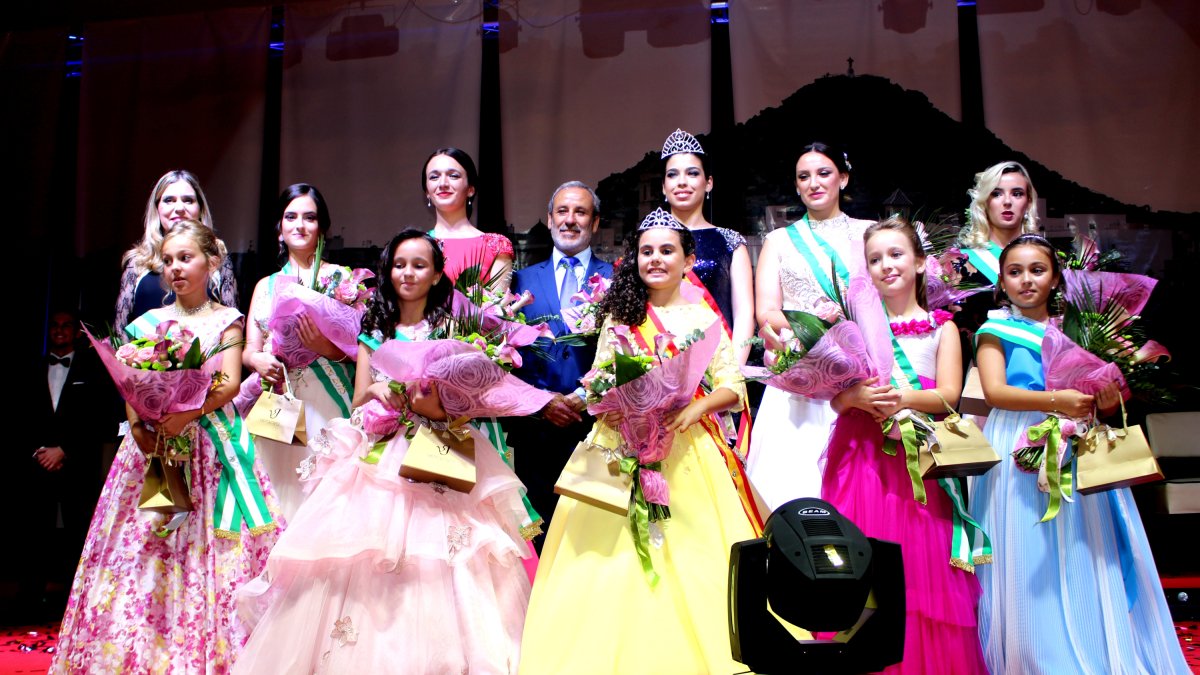 Durante un año, Laura Navarro Sánchez y Ana Belén Alonso Fernández, Reinas Infantil y Juvenil, respectivamente, ostentarán ese honor en Vera.
