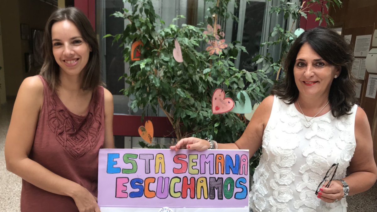 Elena García, maestra de Educación Musical e Isabel Ferre, Directora del CEIP Mar Mediterráneo.