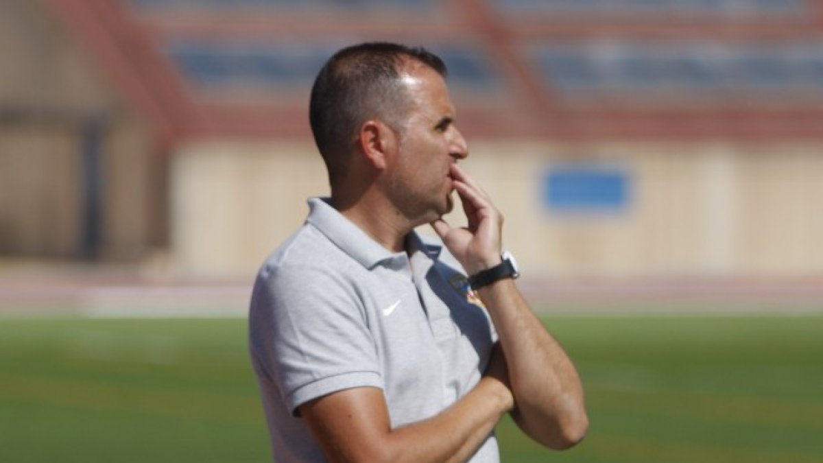 Esteban Navarro, pensativo en un momento del partido.