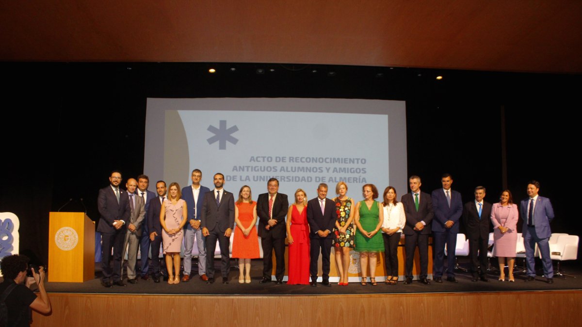 El rector de la UAL, la vicerrectora de Estudiantes y la codirectora del Programa de la UAL junto a los homenajeados.