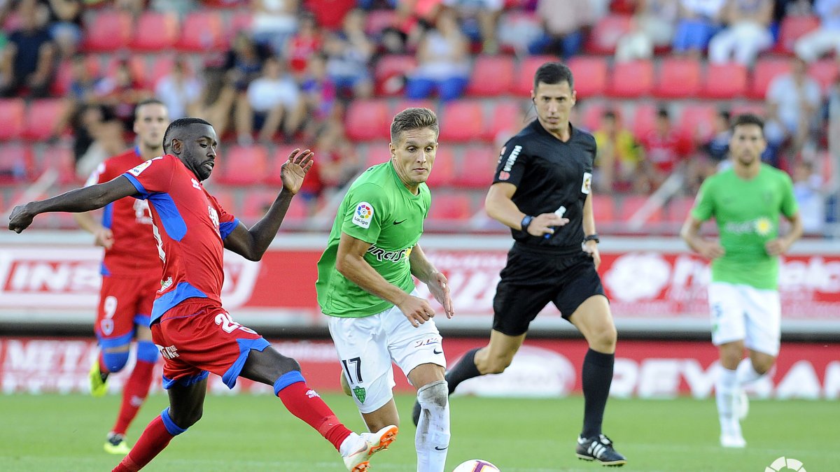 El árbitro no estuvo acertado en la primera mitad y anuló dos goles al Almería.