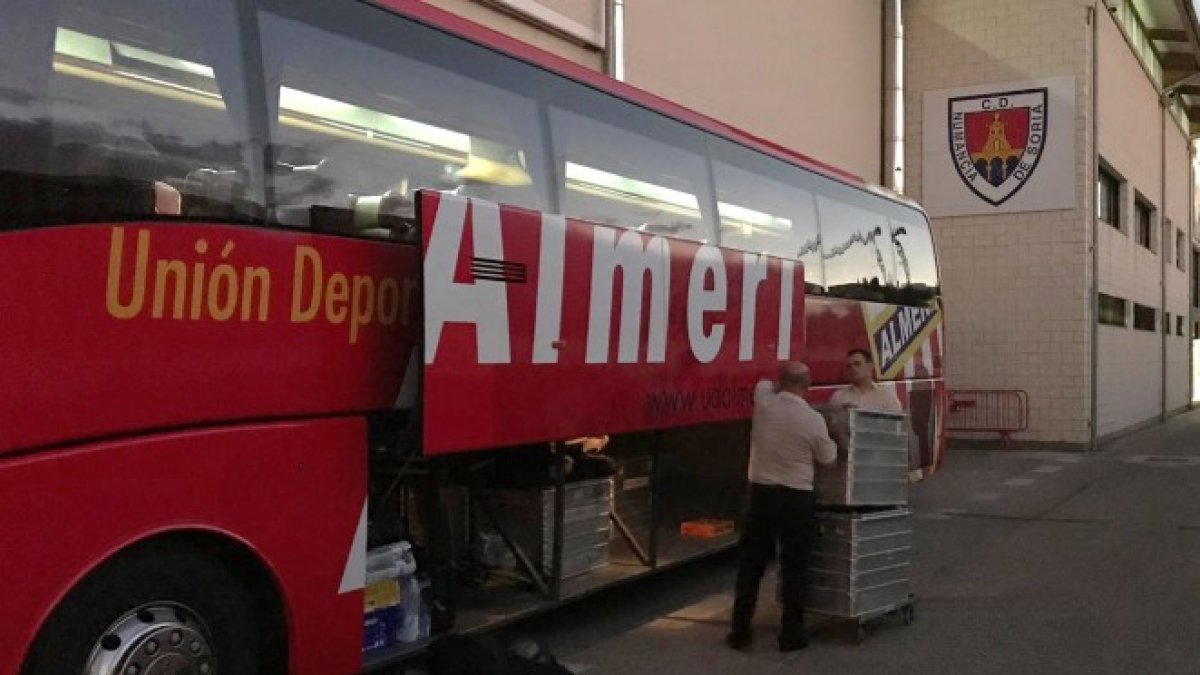 La expedición del Almería poco antes de salir de Soria, rumbo a Almería.