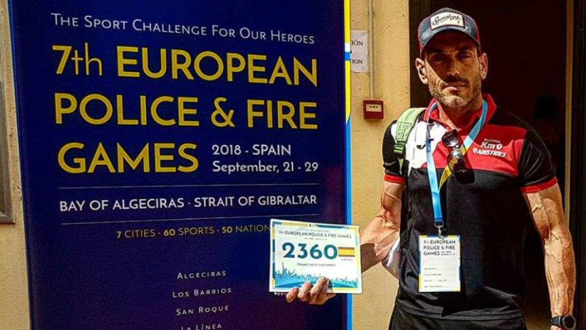 Paco navarro con su credencial de vencedor.