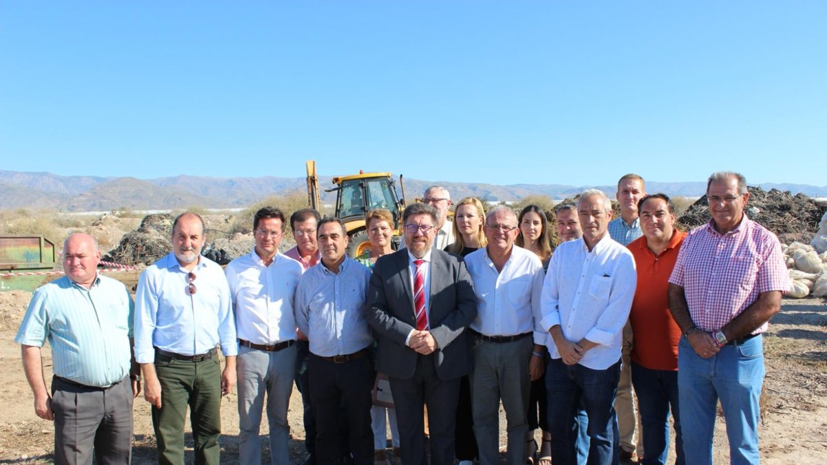 El consejero de Agricultura, Rodrigo Sánchez, ayer en un camino rural de La Mojonera, junto a alcaldes y concejales del Poniente almeriense.