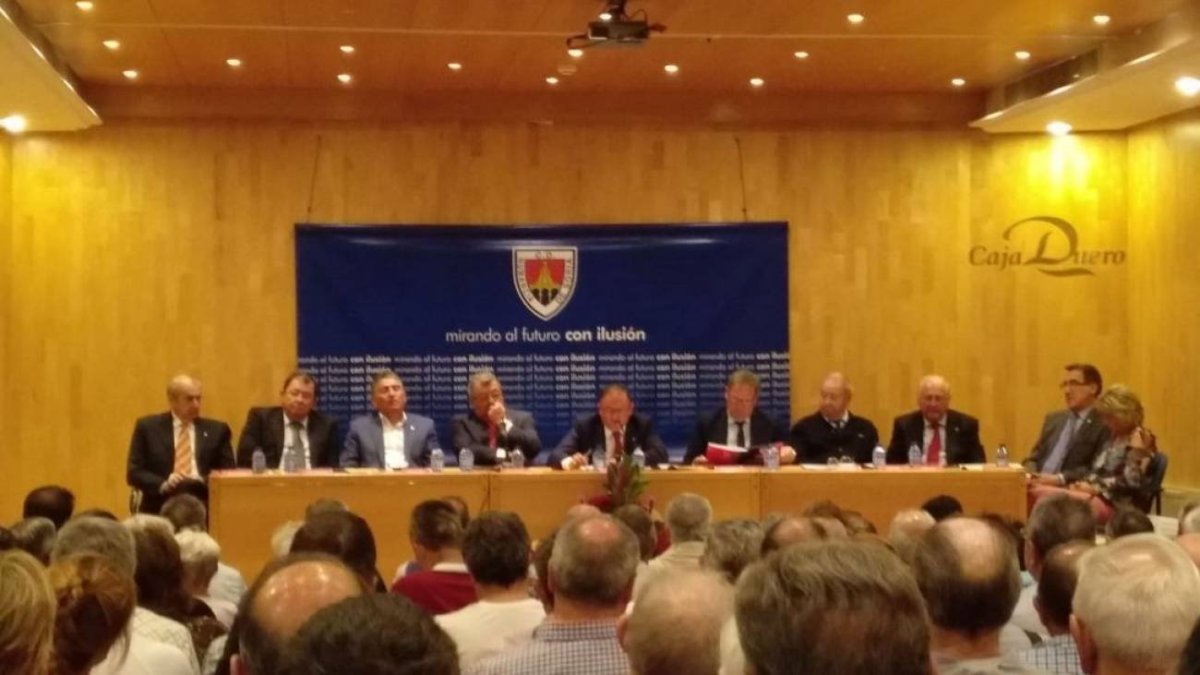 El presidente del Numancia en la asamblea del club.