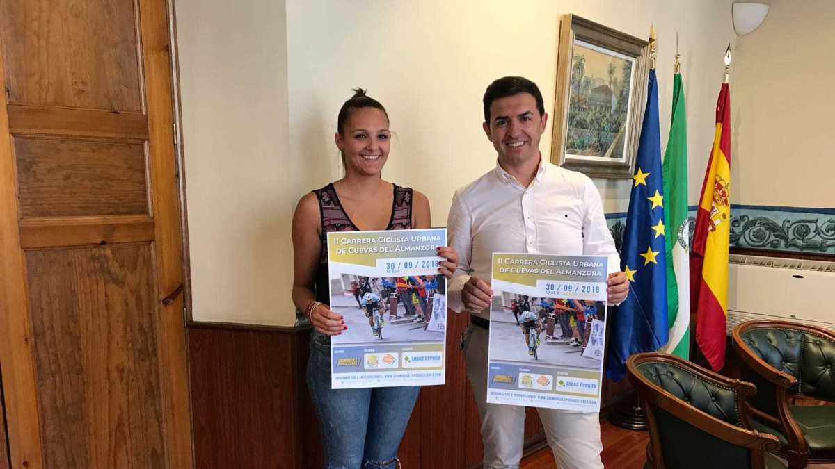 Miriam Quintana y Rodrígo López en el ayuntamiento de Cuevas.