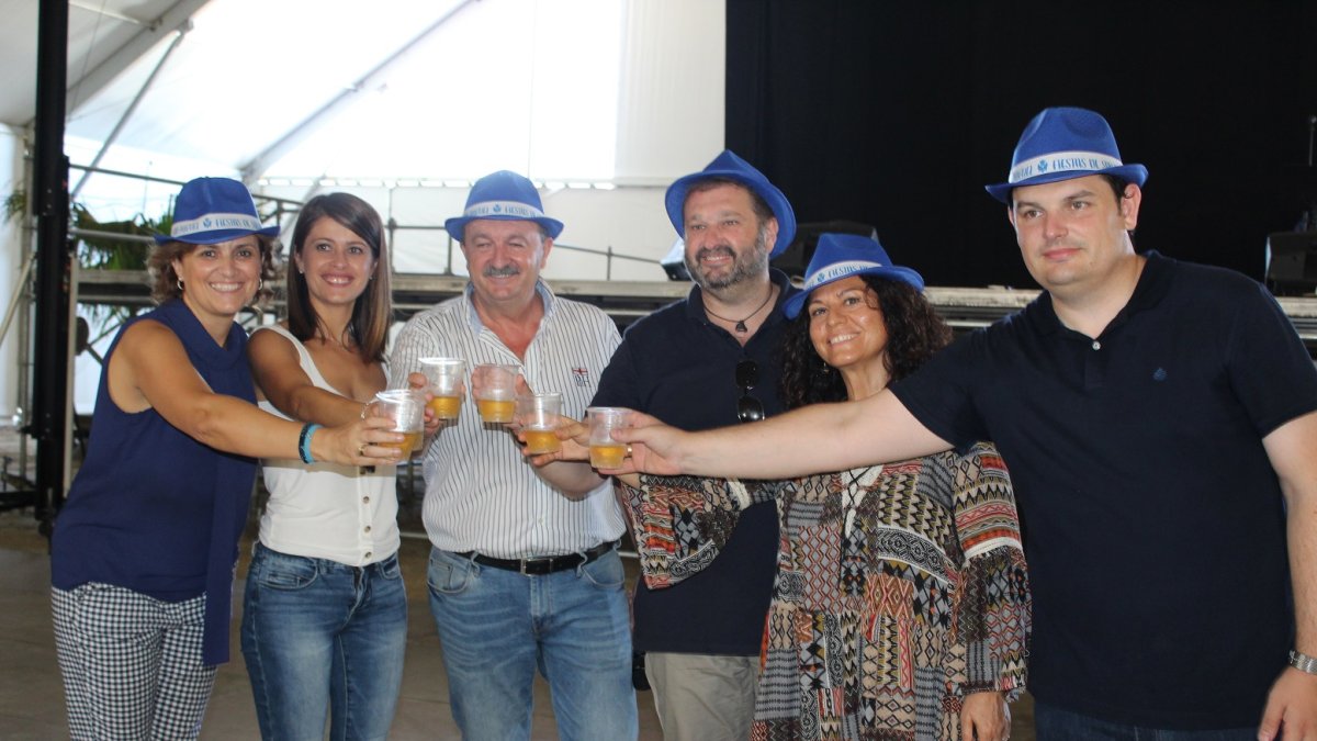 Alcalde y concejales brindando en el inicio de las fiestas.