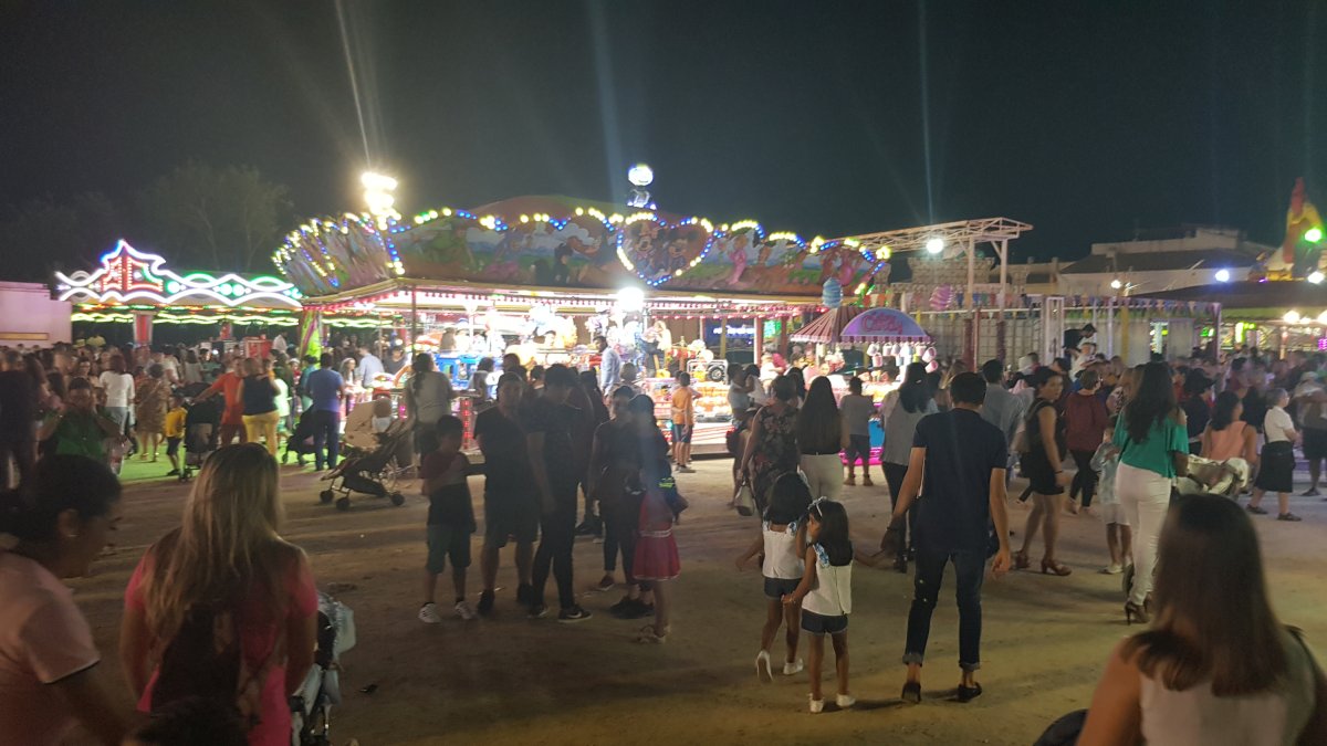 El recinto ferial de Vera repleto de gente en las atracciones el lunes.
