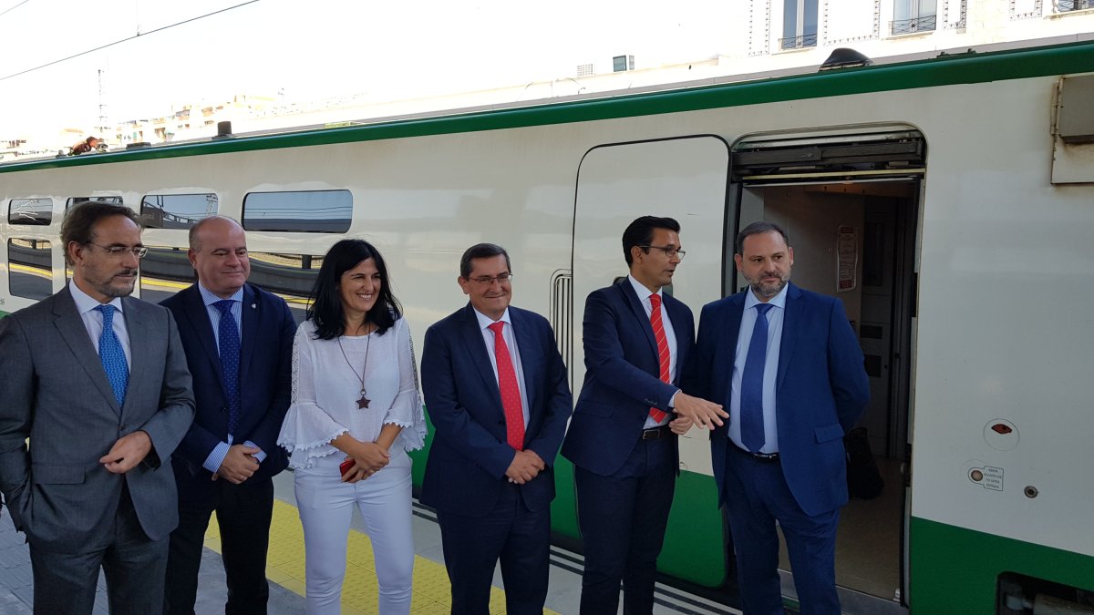 Ábalos, a la derecha, ayer en Granada.