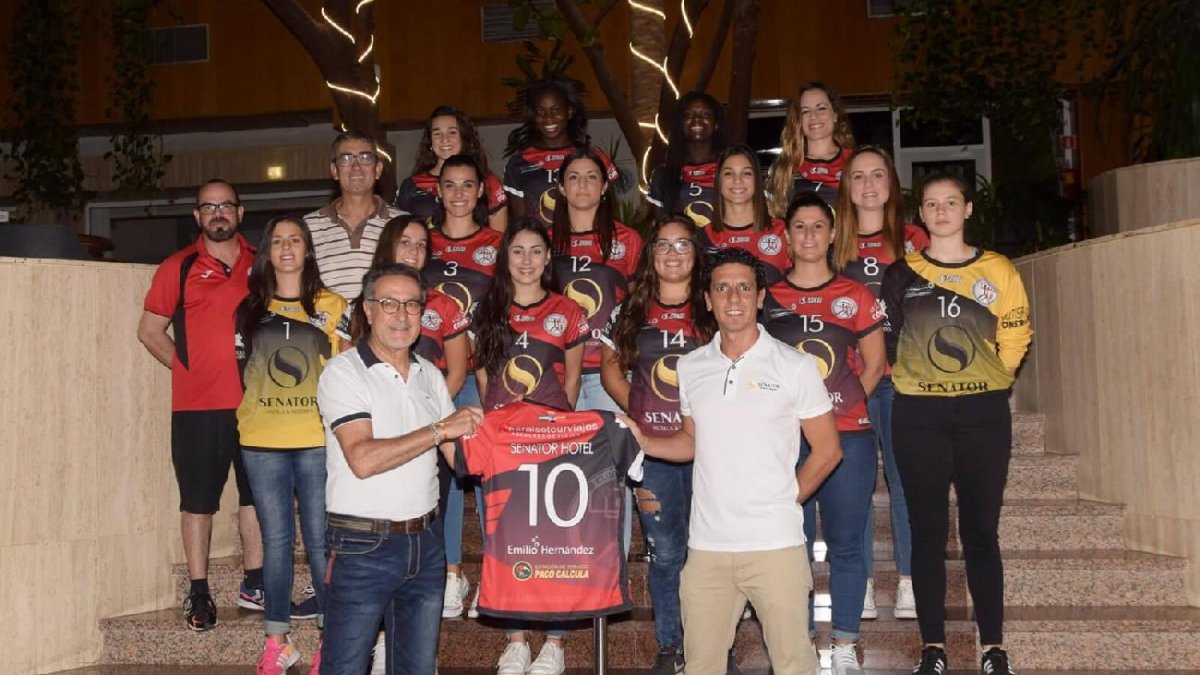 Las jugadoras rojillas en su puesta de largo.