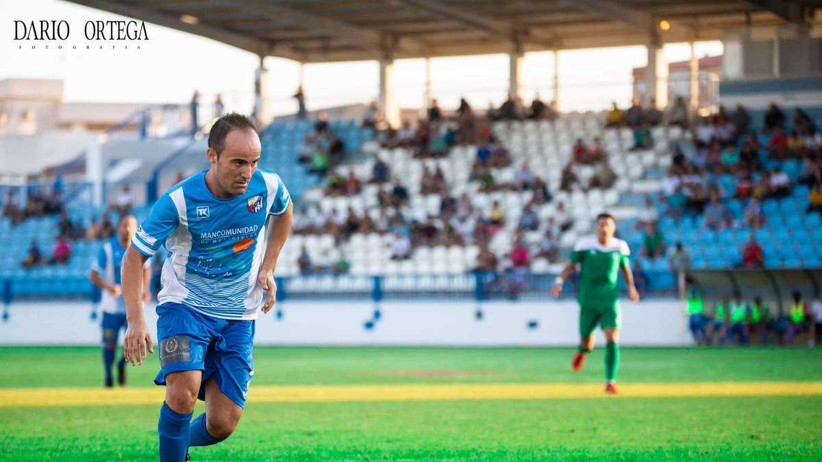 Linares con la camiseta del Motril.