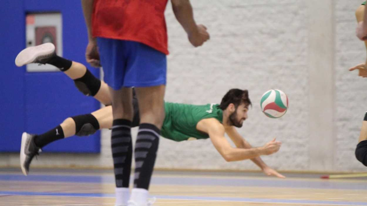 Casimiro Artés en la defensa de un balón.
